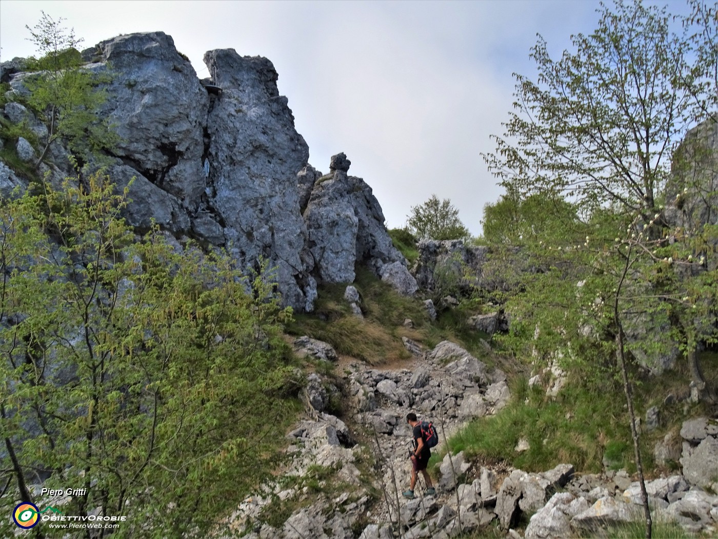 18 ...a salutare la Madonnina del G.A.M.  tra le rocce .JPG